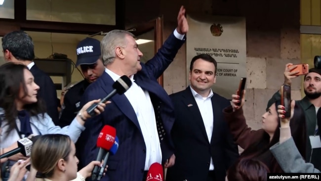 "Güclü Ermənistan" alyansının lideri Samvel Karapetyan Yerevanda məhkəmədə.